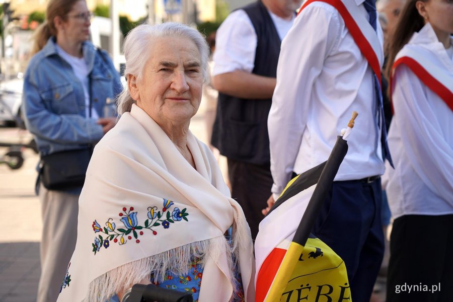na zdjęciu Gdynianka w kaszubskiej chuście