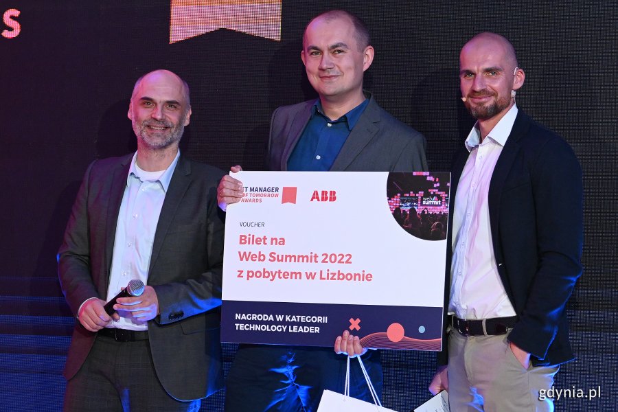 Od lewej: Przemysław Zakrzewski - członek jury, Jacek Fiszer z Allegro, zdobywca tytułu Technology Leader oraz Krzysztof Kozakiewicz - CEO w fundacji Let’s Manager IT i członek konkursowego jury // fot. Michał Puszczewicz