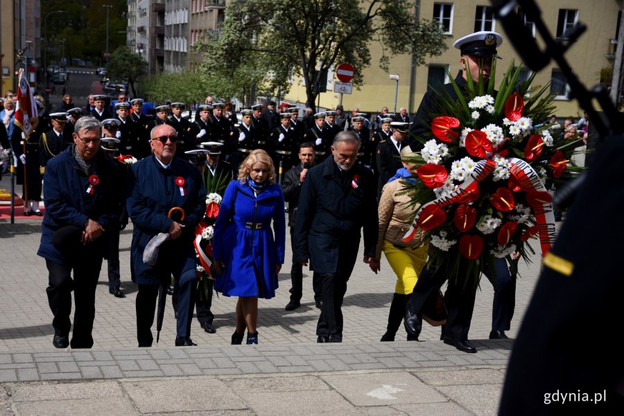 Wieniec pod pomnikiem Konstytucji 3 Maja w Gdyni złożyli: prezydent Wojciech Szczurek, wiceprzewodniczący Rady Miasta Gdyni Stanisław Borski, wiceprzewodniczący Rady Miasta Gdyni Andrzej Bień oraz radni Elżbieta Sierżęga i Zanon Roda // fot. Paweł Kukla
