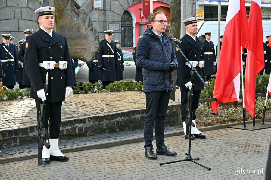 Jakub Ubych, wiceprzewodniczący Rady Miasta Gdyni, wygłosił przemówienie podczas uroczystości z okazji Narodowego Dnia Pamięci Żołnierzy Wyklętych. Za nim - posterunek honorowy przy pomniku Ofiar Terroru Komunistycznego // fot. Magdalena Czernek