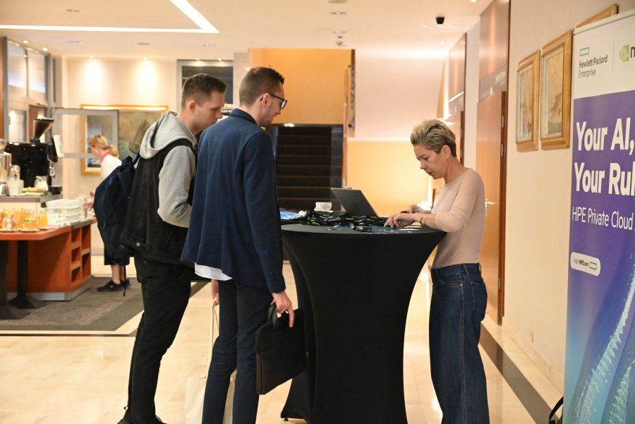 Uczestnicy konferencji podczas rejstracji 