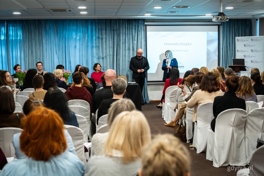 Przemawia skarbnik miasta Gdyni Honorata Krupka. Konferencja &bdquo;Zdrowie i dobrostan dojrzałego zespołu&rdquo; w Hotelu Kuracyjnym w Orłowie (fot. Kamil Złoch)