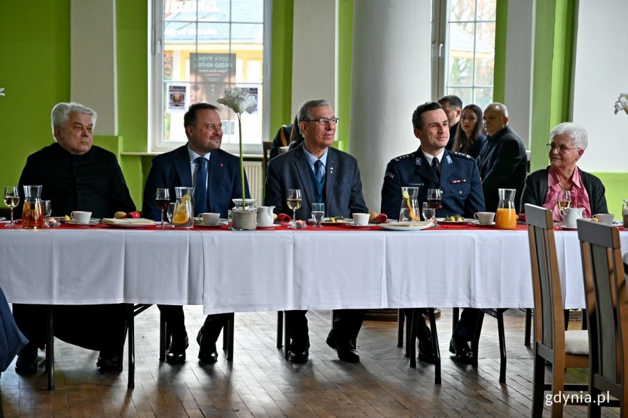 Od lewej: ks. Edmund Wierzbowski, wiceprezydent Gdyni Marek Łucyk, radny Zenon Roda i insp. Sławomir Pachura - komendant miejski policji w Gdyni podczas spotkania opłatkowego Gdyńskiej Rodziny Katyńskiej // fot. Magdalena Czernek