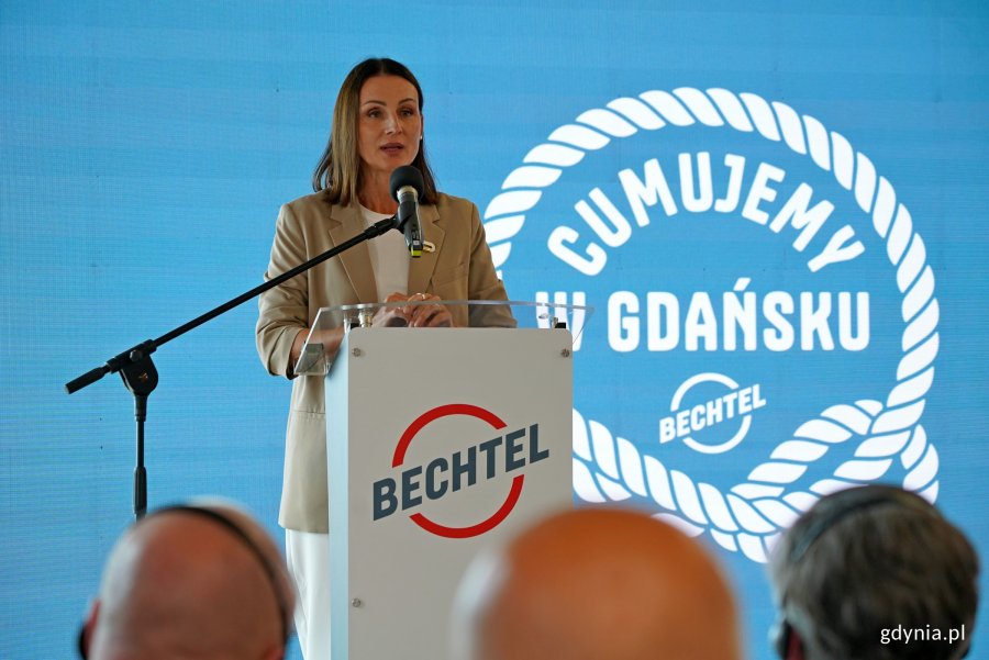 Beata Rutkiewicz, wojewoda pomorska, przemawiająca podczas otwarcia gdańskiego biura firmy Bechtel