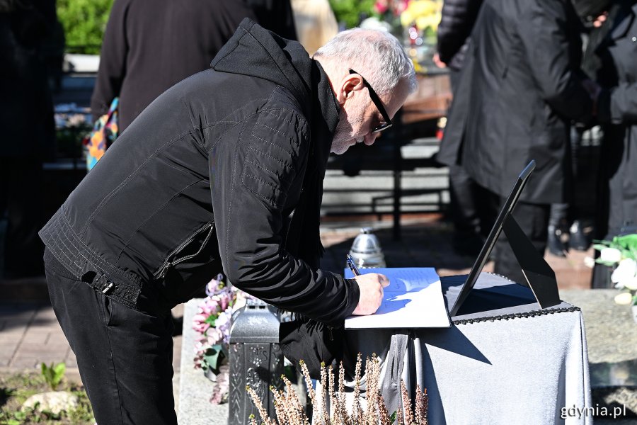 Uczestnicy uroczystości wpisujący się do księgi kondolencyjnej Leszka Kopcia na Cmentarzu Łostowickim w Gdańsku (fot. Michał Puszczewicz)