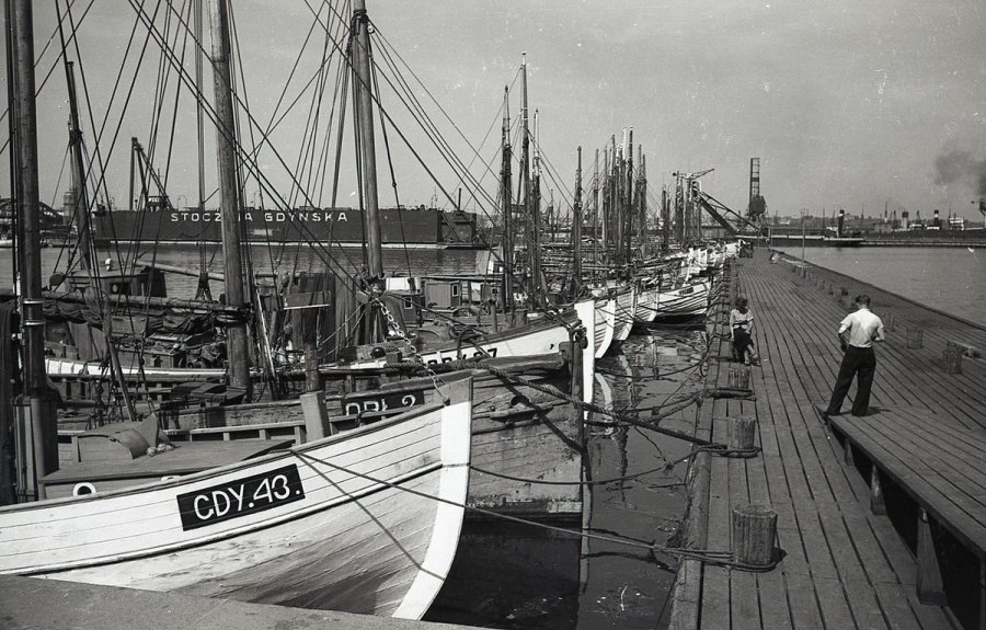 Fotografia z archiwum cyfrowego Muzeum Miasta Gdyni. Kutry rybackie w porcie rybackim w Gdyni, 1938 // fot. Henryk Poddębski