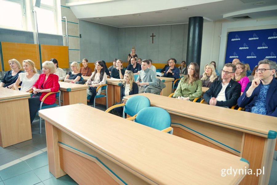 W wydarzeniu wzięli udział radni Gdyni, przedstawiciele Gdyńskiej Rady Kultury oraz pracownicy Teatru Miejskiego (fot. Jakub Winiewski)