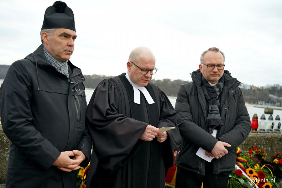 Duchowni podczas modlitwy na uroczystościach z okazji 80. rocznicy zatopienia statków pasażerskich „Wilhelm Gustloff”, „Steuben” i „Goya” przez okręty podwodne sowieckiej floty