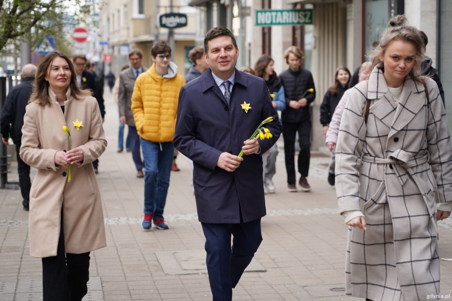 Do akcji &bdquo;Żonkile&rdquo; dołączyli m.in. wiceprezydent Gdyni Maciej Zielonka i radna miasta Monika Strzałkowska