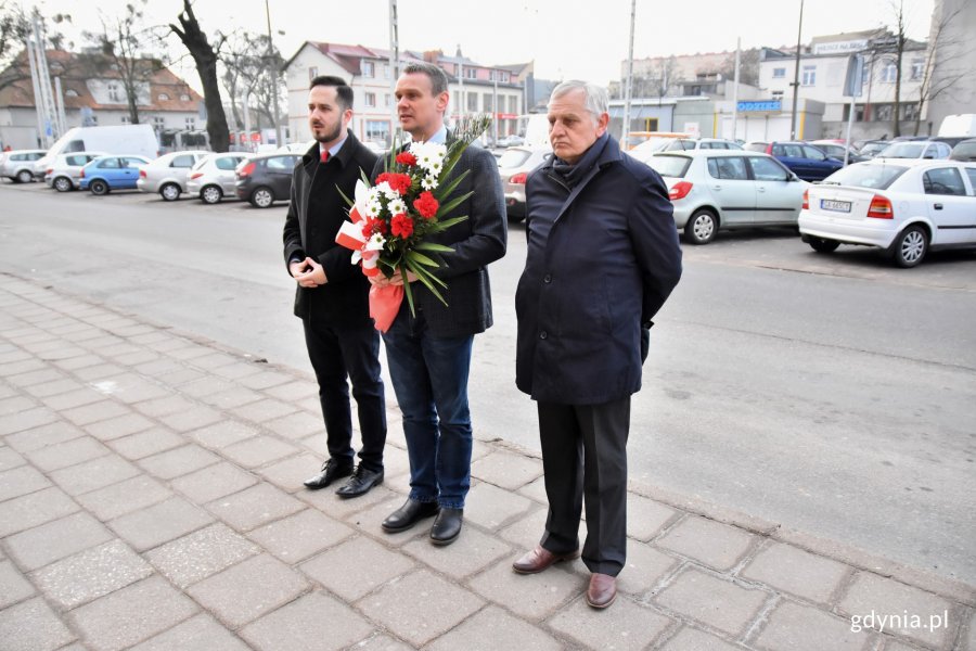 Wieniec złożyli przedstawiciele miasta: wiceprzewodniczący Rady Miasta Marcin Wołek, oraz radni Krzysztof Chachulski i Grzegorz Taraszkiewicz /fot. Paweł Kukla