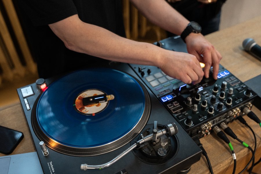 DJ miksuje muzykę