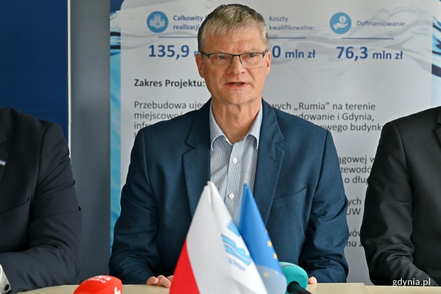 Wiceprezydent Rafał Germek podczas spotkania dotyczącego podpisania umowy na wymianę wodomierzy 