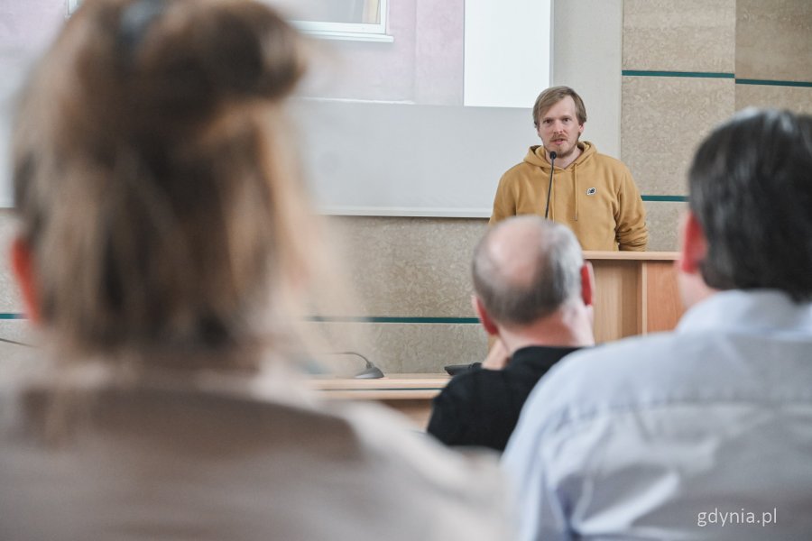 Wręczenie nagród w konkursie na najlepiej zaprojektowany szyld w Gdyni - przemawia jeden z członków kapituły konkursowej, Mateusz Żywicki (fot. Kamil Złoch)