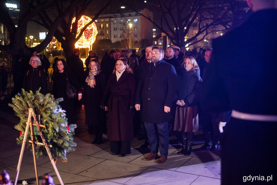 Kwiaty pod pomnikiem złożyli: prezydent Gdyni Aleksandra Kosiorek, przewodniczący Rady Miasta Tadeusz Szemiot wraz z członkami kolegium i radnymi (fot. Karol Stańczak)