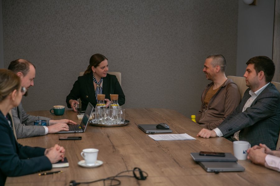 Kolegium prezydenckie. Na zdjęciu (od lewej): skarbniczka Honorata Krupka, dyrektor zarządzający Mariusz Bzdęga, prezydent Gdyni Aleksandra Kosiorek, zwycięzca licytacji Michał Paca, wiceprezydent Maciej Zielonka (fot. Natalia Kawalerowicz)