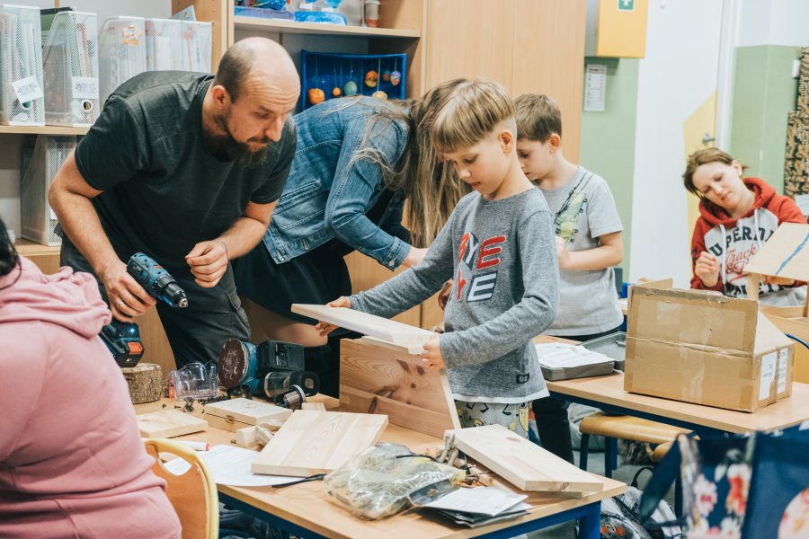 Rodzina buduje karmnik w Zespole Szkolno-Przedszkolnym nr 1 w Gdyni