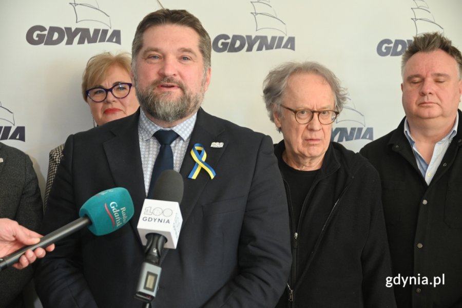 Przy mikrofonie Tadeusz Szemiot, przewodniczący Rady Miasta Gdyni. (fot. Łukasz Kamasz)