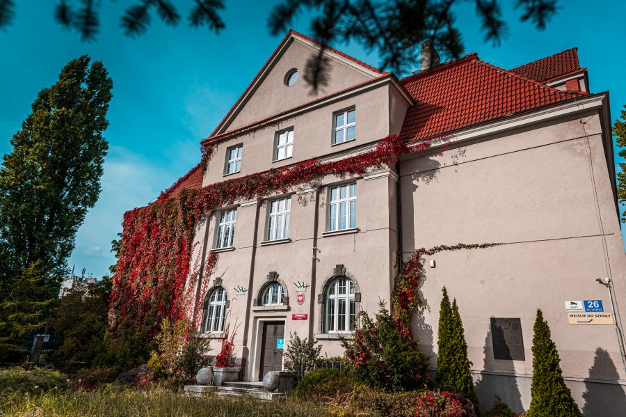 Na fotografii znajduje się budynek przy ul. 10 Lutego w Gdyni, w którym powstanie Centrum Nowoczesnego Seniora