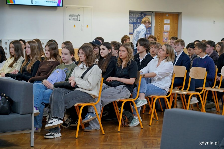 Młodzież uczestnicząca w kongresie &bdquo;Zdrowe Głowy&rdquo; zgromadzona na holu ZSSO w Gdyni 