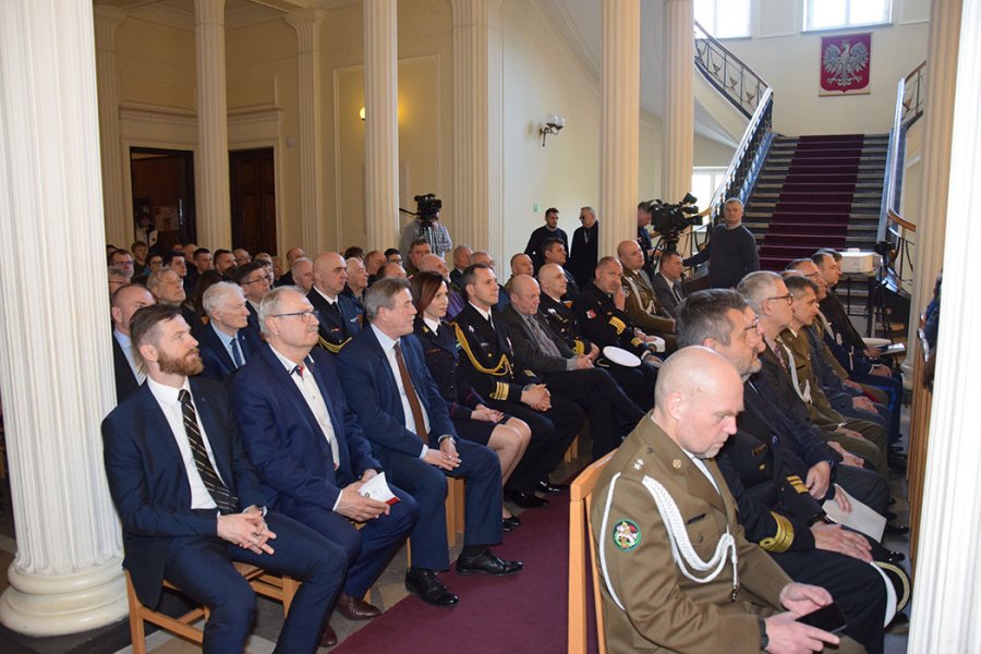 Osoby w mundurach i garniturach