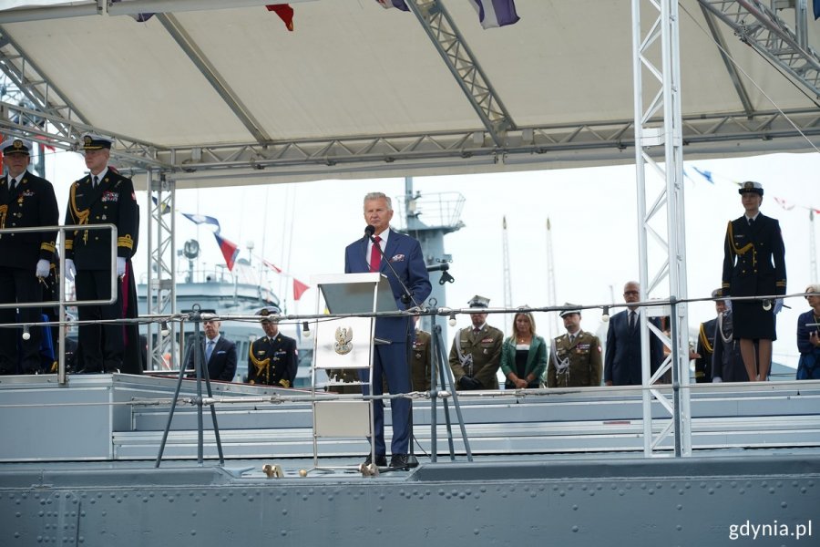Stanisław Wziątek, podsekretarz stanu w Ministerstwie Obrony Narodowej przy mikrofonie