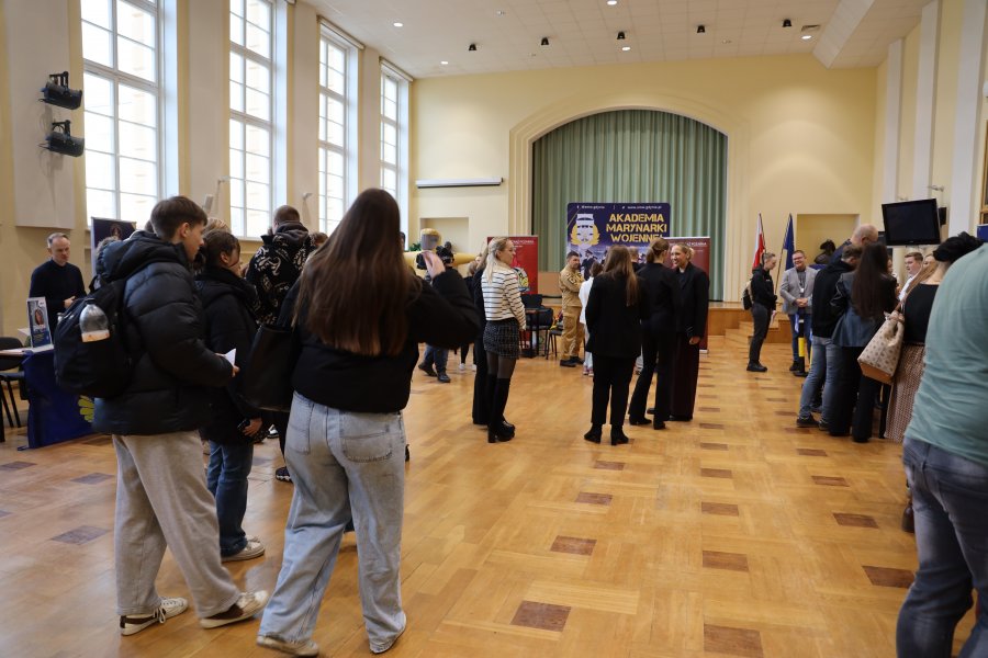 Akademię Marynarki Wojennej odwiedziły tłumy studentów poszukiwaniu praktyk i pracy