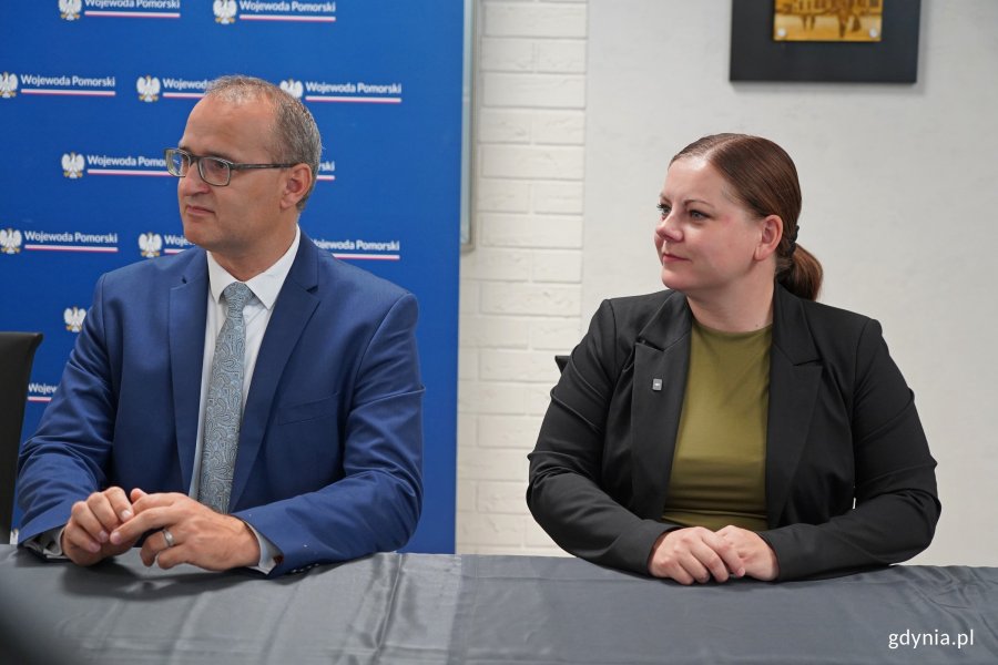 Wicewojewoda pomorski Emil Rojek i prezydent Gdyni Aleksandra Kosiorek podczas podpisania umowy ws. finansowania i budowy łącznicy Obwodnicy Metropolii Tr&oacute;jmiejskiej 