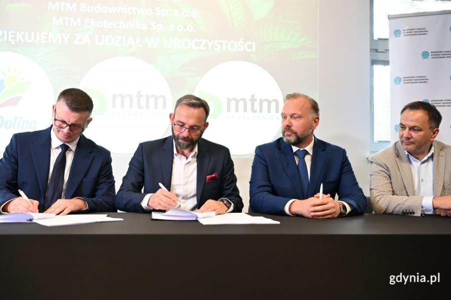 Umowę podpisali Damian Kleina, prezes Zarządu Eko Doliny, Michał Zydroń, prezes zarządu MTM Budownictwo, Przemysław Tomala, prezes zarządu MTM Ekotechnika oraz Rafał Cegiełkowski, wiceprezes zarządu MTM Ekotechnika.