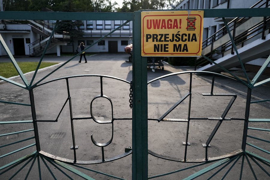 Brama na teren wojskowy.