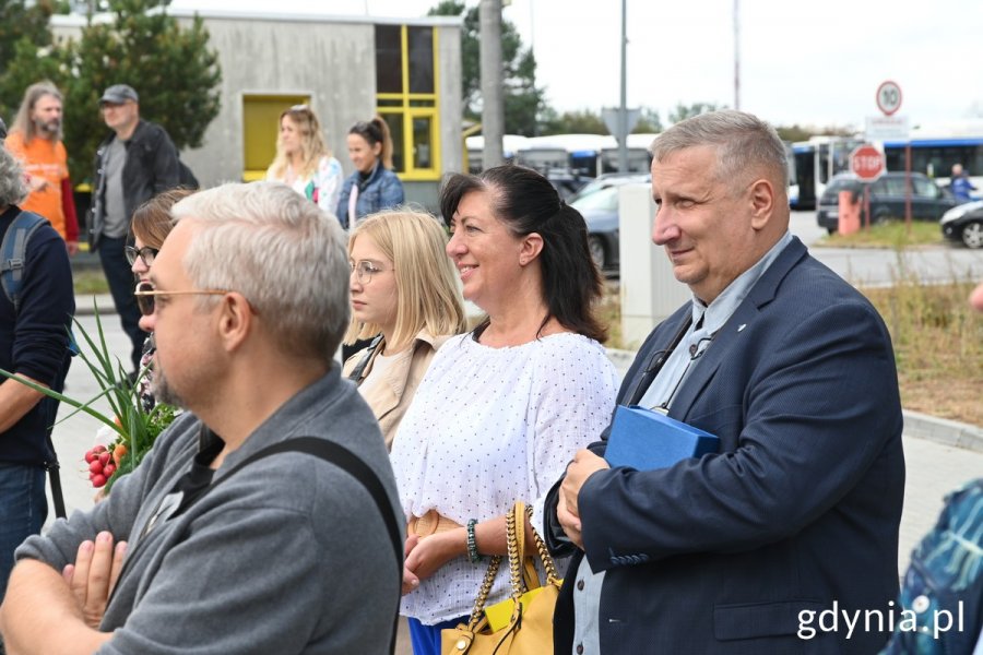 na zdjęciu uśmiechnięci ludzie
