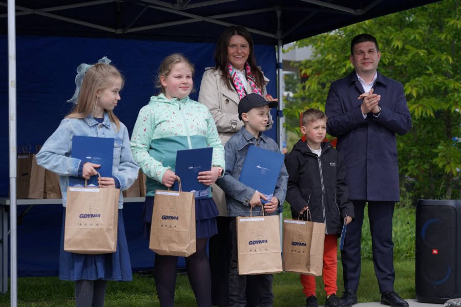 Tegoroczni laureaci w towarzystwie wiceprezydenta Macieja Zielonki i wiceprzewodniczącej Marioli Śrubarczyk-Cichowskiej