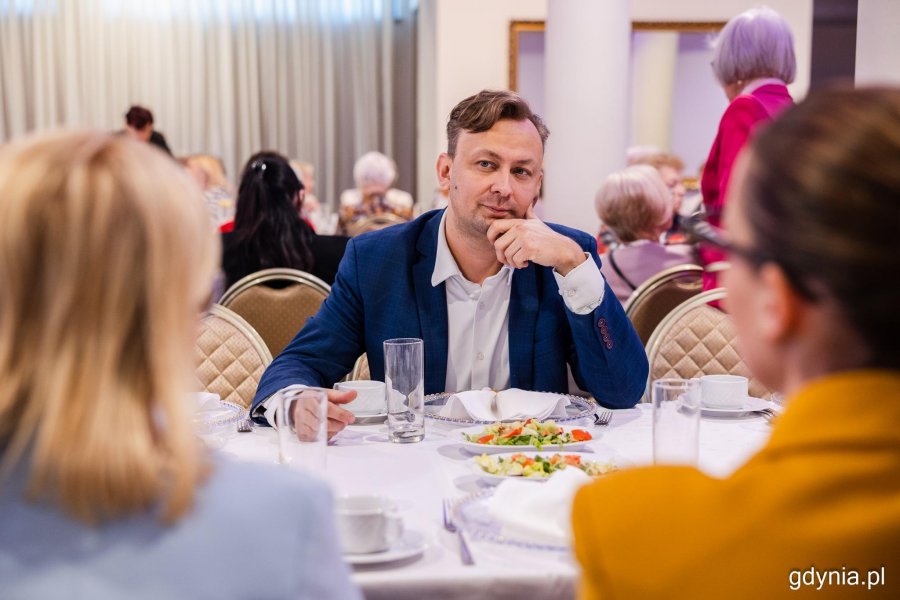 Kordian Kulaszewicz, prezes Fundacji Adaptacja przy stole