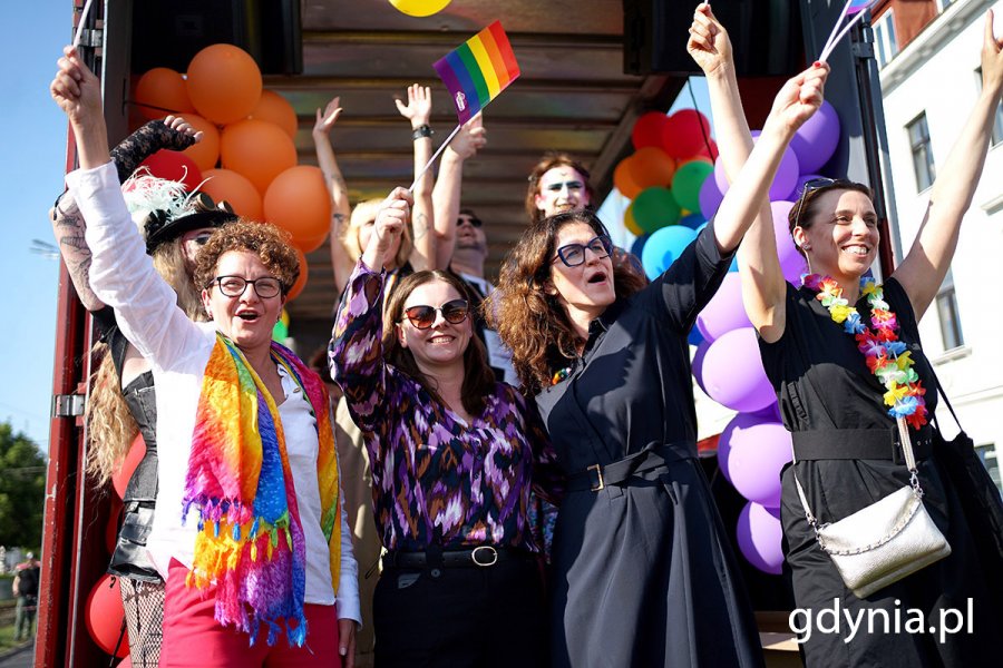 Od lewej: Magdalena Czarzyńska-Jachim - prezydent Sopotu, Aleksandra Kosiorek - prezydent Gdyni i Aleksandra Dulkiewicz - prezydent Gdańska oraz Monika Chabior -  zastępczyni prezydenta ds. rozwoju społecznego i równego traktowania podczas IX Trójmiejskiego Marszu Równości