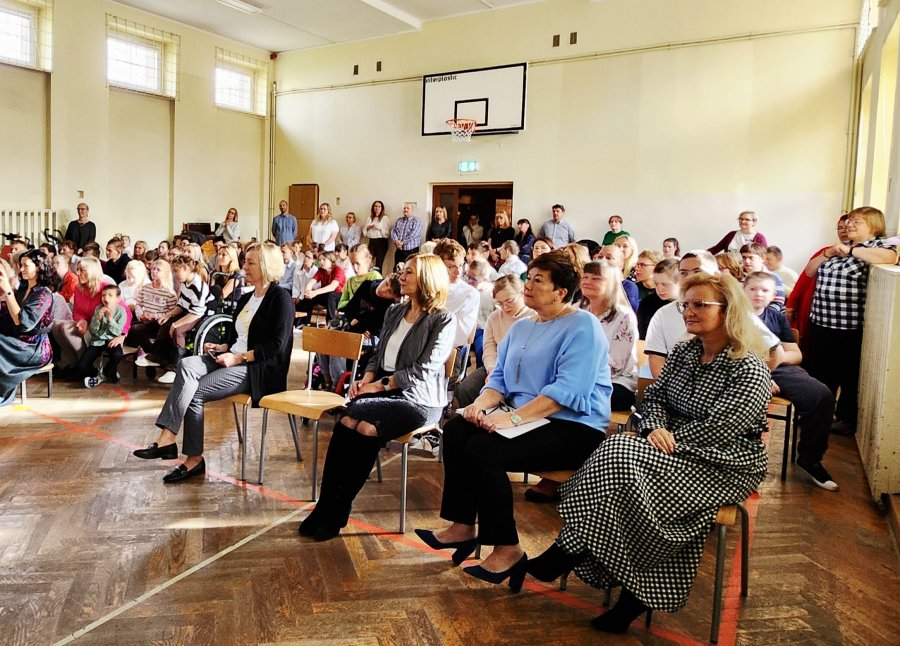Na zdjęciu znajduje się społeczność Specjalnego Ośrodka Szkolno-Wychowawczego nr 1 w Gdyni