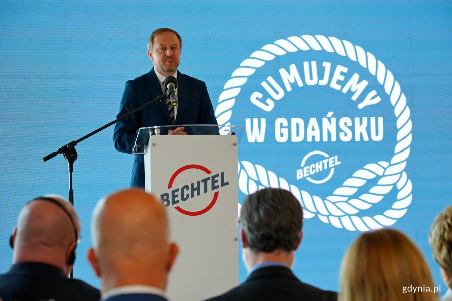 Wojciech Wrochna, sekretarz stanu w Ministerstwie Energii, przemawiający podczas otwarcia gdańskiego biura firmy Bechtel