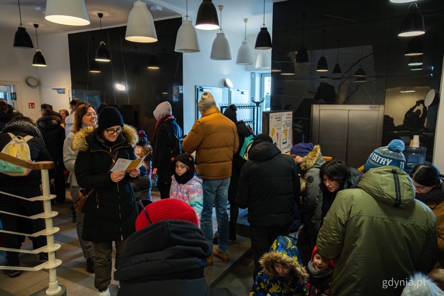 Uczestnicy gry miejskiej opartej na spektaklu &bdquo;Majka z Kajtkiem jadą trajtkiem&rdquo; (fot. Kamil Złoch)