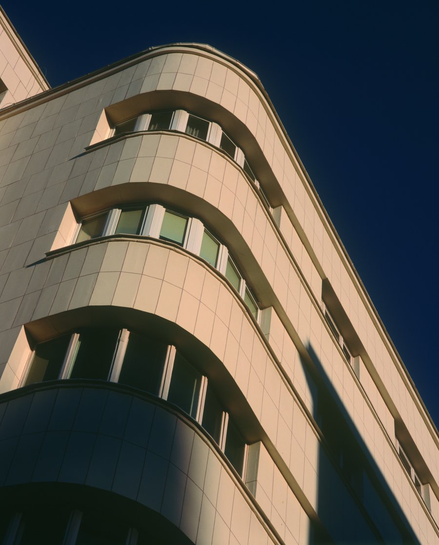 Gdyński Szlak Modernizmu, widok modernistycznego budynku z zewnątrz