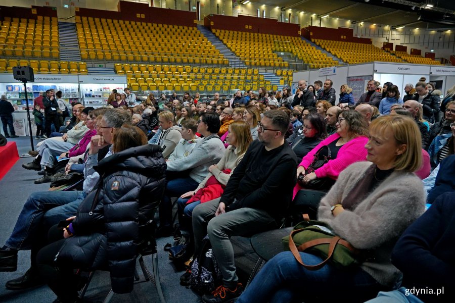 Publiczność zgromadzona przed sceną gł&oacute;wną podczas rozmowy z Wojciechem Chmielarzem na Targach Książki w Gdyni