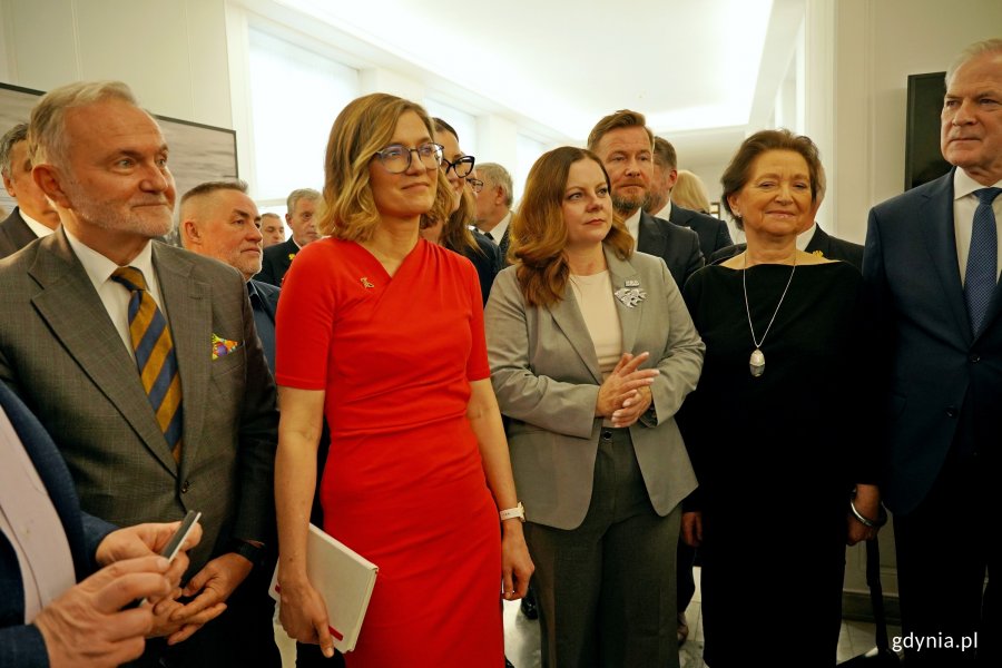 Od prawej: senator Sławomir Rybicki, Hanna Wenda-Uszyńska &ndash; wnuczka inż. Tadeusza Wendy, senator Ryszard Świlski, prezydent Gdyni Aleksandra Kosiorek, senatorka Magdalena Biejat i były prezydent Gdyni Wojciech Szczurek podczas zwiedzania wystawy &bdquo;Gdynia x 10&rdquo; 