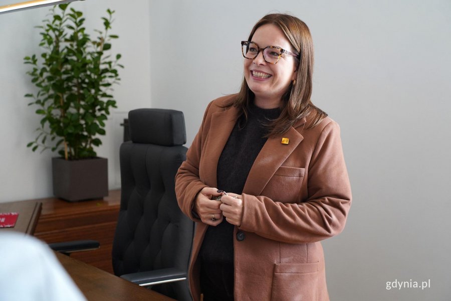 na zdjęciu Oktawia Gorzeńska oprowadza po urzędzie