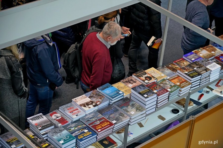 Uczestnicy Targ&oacute;w Książki w Gdyni odwiedzający stoiska wydawc&oacute;w