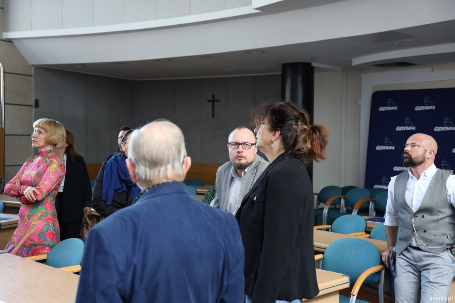 Członkinie i członkowie drugiej kadencji Gdyńskiej Rady Kultury w towarzystwie Mariusza Bzdęgi, dyrektora zarządzającego ds. kultury i aktywności mieszkańc&oacute;w