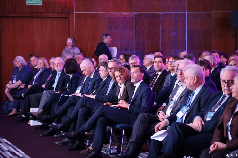 Na widowni siedzą m.in.: Jacek Karnowski, wiceminister funduszy i polityki regionalnej oraz Magdalena Czarzyńska-Jachim, prezydent Sopotu