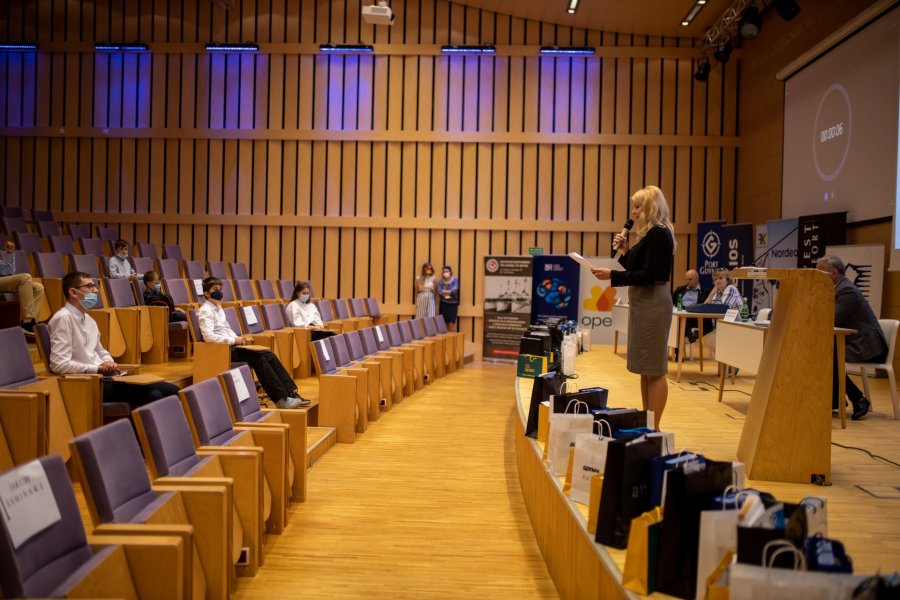 Sala Pomorskiego Parku Naukowo-Technologicznego, na pierwszym planie torebki z nagrodami dla uczestników