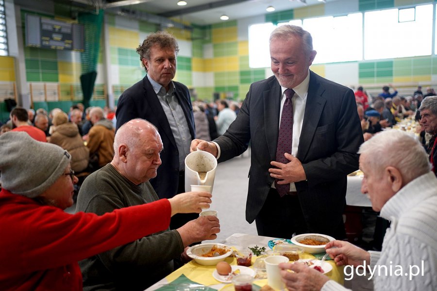 Prezydent Gdyni Wojciech Szczurek wspólnie z posłem RP Jackiem Karnowskiem obsługiwali zaproszonych gości. Fot. Mirosław Pieślak