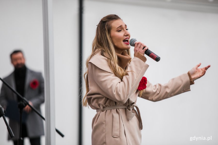 Koncert „10 dekad radości” w muszli koncertowej na placu Grunwaldzkim. Na zdjęciu jedna z wokalistek // fot. Karol Stańczak