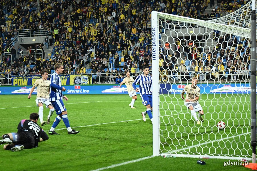 Bartłomiej Pawłowski podczas zdobywania jednej z dw&oacute;ch bramek dla Arki Gdynia (fot. Michał Puszczewicz)