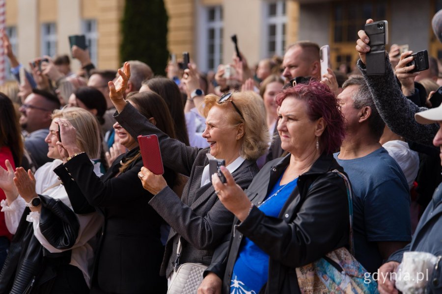 Uczestnicy przysięgi wojskowej podchorążych Akademii Marynarki Wojennej zgromadzeni na placu apelowym uczelni 