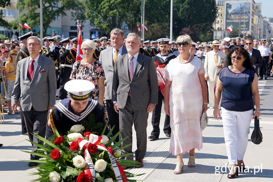 Kwiaty od przedstawicieli miasta: prezydenta Wojciecha Szczurka, przewodniczącej Rady Miasta Gdyni Joanny Zielińskiej, radnych – Elżbiety Raczyńskiej, Doroty Płotki, Zenona Rody i Jarosława Kłodzińskiego
