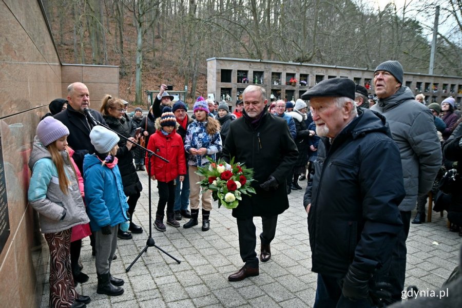 Prezydent Gdyni Wojciech Szczurek i rodziny powstańców wielkopolskich podczas składania kwiatów pod tablicami memoratywnymi odsłoniętymi na Cmentarzu Witomińskim 